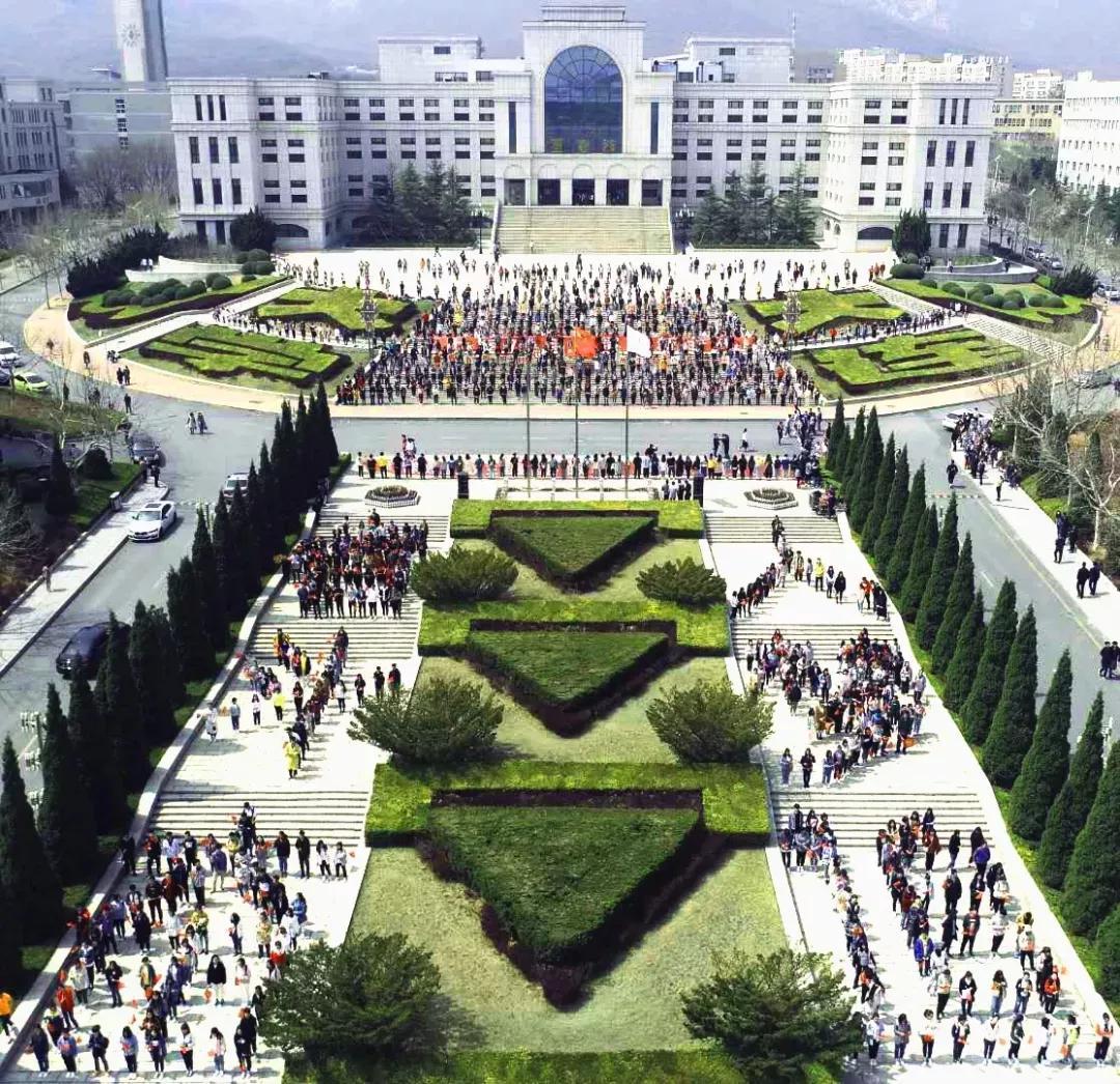 大连盛会，嘉宾云集，观众热情如火