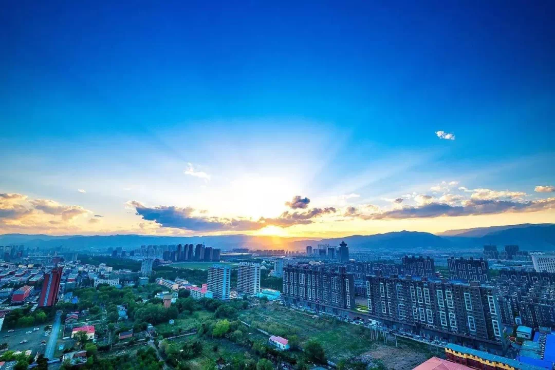 呼和浩特，绿色呼吸中的魅力古城播音稿